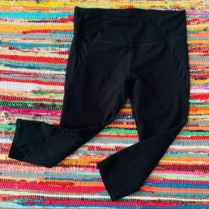 🖤 Fabletics Black Cropped Gym Leggings